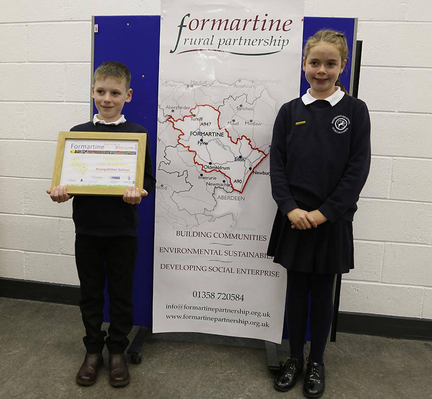 Gold award winner - Monquhitter School receiving their award certificate